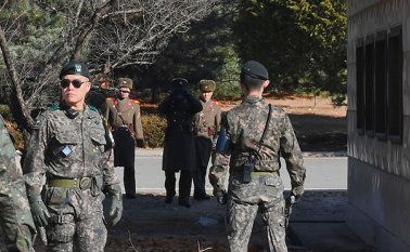 Las autoridades surcoreanas continúan investigando detalles sobre el soldado y en torno a su deserción. AFP