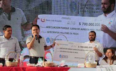 El gobernador William Villamizar fue el encargado de dar las buenas noticias a Toledo. Cortesía