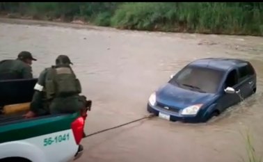 Las personas que pasan los carros por las trochas, los dejan abandonados al percatarse de la presencia de la Polfa. Policía Nacional