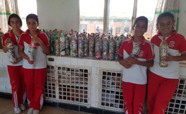 Los ladrillos son elaborados con botellas plásticas, las cuales están rellenas de papeles y plásticos de golosinas. Cortesía