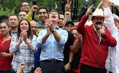 La manifestación se registró después de que Nasralla anunció que se retiraba de un acuerdo que había firmado horas antes con OEA porque le habían hecho una trampa y le quieren "robar" el triunfo de las elecciones. AFP