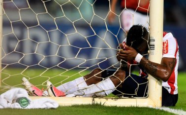 A los 86, Junior desperdició incluso un penal que le hubiera valido el empate. AFP