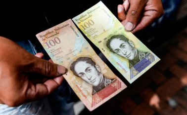 El billete de 100.000 bolívares, el más alto en la familia de monedas venezolanas, no alcanza para suplir el precio de un dólar negro, que ayer cerró en 103.824 bolívares. Internet