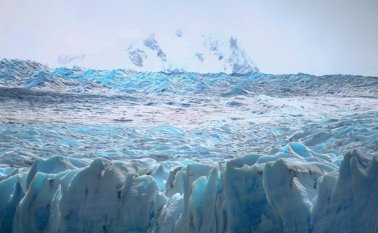El Grey sufrió una fractura a principios de mes que derivó en el desprendimiento de un témpano de unos 350 por 380 metros que amenaza la navegación en la zona. AFP
