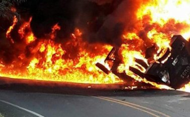 El carrotanque transportaba combustible y termino volcándose en la vía. Cortesía