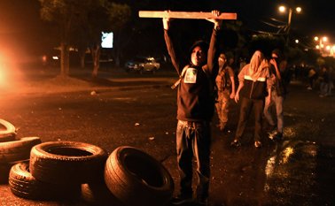 Las manifestaciones también dejan alrededor de una veintena de lesionados, incluidos militares y policías, en varias ciudades del país. AFP