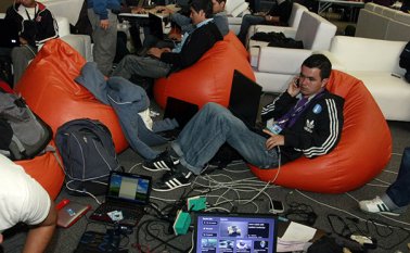 Una de las principales recomendaciones es no hacer compras desde redes públicas, puesto que se está más expuesto al robo de información privada. Colprensa