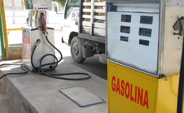 En noviembre, el Ministerio de Minas había establecido el precio de la gasolina por galón en $6.462 y el del ACPM en $5.678. Archivo La Opinión