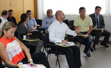 El vicepresidente de Ingeniería y Proyectos de Ecopetrol, Jürgen Loeber, (cen.), en la reunión a la que asistieron el alcalde de Los Patios, Diego González y el gobernador William Villamizar, entre otros. La Opinión