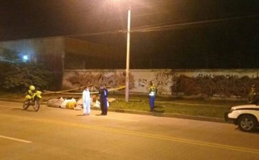 El cadáver se encontraba envuelto en un colchón y rodeado por cables. Colprensa