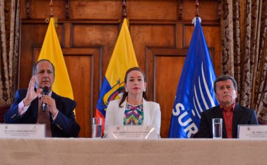 Juan Camilo Restrepo (izquierda) renunció como representante del equipo negociador del Gobierno Nacional en la mesa de negociación con el Eln. Archivo