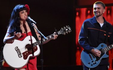 Mon Laferte y Juanes viajarán en bus. Colprensa