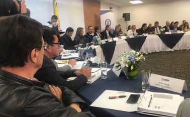 Empresarios, sindicatos de trabajdores y Gobierno Nacional iniciaron el martes formalmente la mesa de trabajo para definir el aumento al salario mínimo de los colombianos. Cortesía