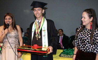 El estudiante de 18 años, es el único joven que ha obtenido este reconcimiento a nviel nacional en la ciudadela de La Libertad. Cortesía