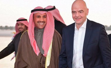 El presidente de la Asamblea Nacional kuwaití, Marzouq al-Ghanim, recibe al presidente de la Fifa, Gianni Infantino en el aeropuerto internacional de Kuwait. AFP