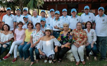 Luis Guillermo Cuéllar, Hernando Castillo, Pablo Tarazona, Jorge Tarcisio Meneses, Álvaro Arámbula, José Eustorgio Colmenares, Carlos Uribe, Manuel Suárez, Álvaro Rivera, Álvaro Fuentes, Jorge Maldonado, Hernando Cuéllar e Iván Moreno. Sentadas: Yolima Contreras, Carolina Rosales, Carmen Sofía Parada, Elva Julio, Luz Nelly de Maldonado, Erleny Cubillos, Mary de Fex y Cecilia Figueredo. Mario Caicedo