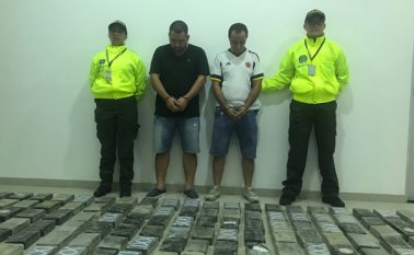 Jhon Heider Gutiérrez y el venezolano Édgar Edison Díaz fueron capturados con la cocaína. Policía