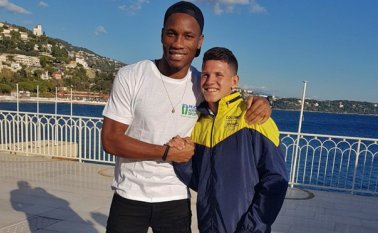 Dylan Ramírez estuvo acompañado antes y durante la premiación por la estrella del fútbol marfileño Didier Drogba. Cortesía