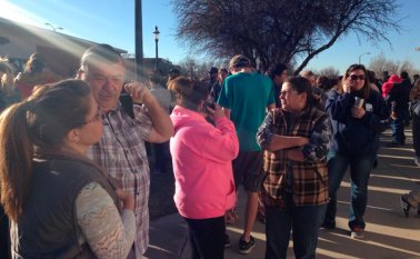 Familiares y amigos de los estudiantes de la High School secundaria de Azteca, en las afueras de la institución tras la balacera. Twitter @meghilling