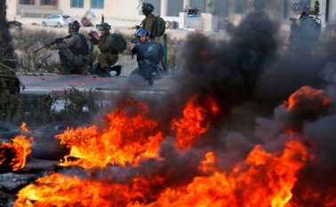 Tropas israelíes se enfrentan con manifestantes palestinos durante las protestas contra la decisión del presidente estadounidense Donald Trump de reconocer a Jerusalén como la capital de Israel, en Ramala.
AFP