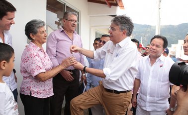 Mauricio Cárdenas, ministro de Hacienda, le entregó a Isidora Guerrero las llaves de su nueva casa. César Obando