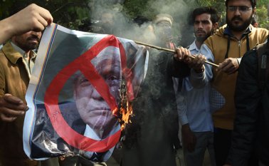 en todos los sitios de manifestación se quemaron y pisotearon imágenes del presidente estadounidense Donald Trump. AFP