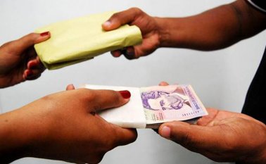 Una de las víctimas cuenta que se dirigió con el supuesto extranjero y el testigo hasta el banco para retirar unos CDT y concretar el negocio.  Colprensa