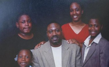 El 4 de abril de 2015, el oficial Michael Slager disparó y mató a Walter Scott. En la foto, con su familia. AFP