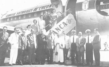 En la fotografía aparecen algunos integrantes de la tripulación del avión. La Opinión