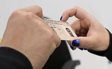 Los detenidos enfrentan cargos por concierto para delinquir, acceso abusivo a un sistema informático y falsedad en documento público. Colprensa