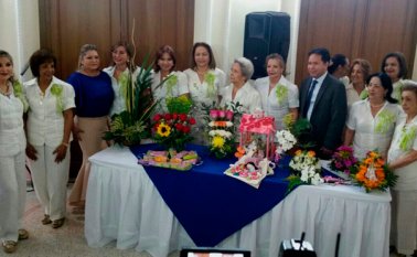 La presidenta del Club de Jardinería San José de Cúcuta, Yolanda Rey de Colmenares, junto a la gestora social de Norte de Santander, Cecilia Soler de Villamizar; el gobernador de Norte de Santander, William Villamizar y las integrantes del club estuvieron presente en la clausura de la capacitación. Cortesía