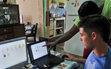 Unicef considera prioritario proteger a la infancia de los peligros de Internet, como abuso, la explotación y el tráfico de menores, "ciberbullying" o la exposición a contenidos no apropiados. Archivo La Opinión