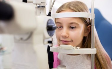 Es muy importante el uso de gafas de sol en exteriores, pero no solo gafas que sean bonitas, sino que tengan un buen factor de protección solar certificado por una óptica. Colprensa