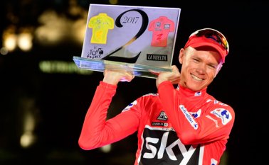 Chris Froome levanta su premio. AFP