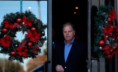 Hacía 27 años (desde 1990) un demócrata no era elegido como senador en el estado de Alabama. Doug Jones, con el 49,9% de los votos, logró acabar con la dinastía republicana. AFP