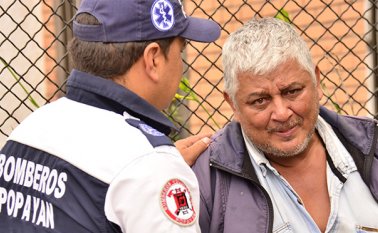 Tras obtener otro 'No' a la hora de pedir una vez más por atención especializada, el desesperado padre regó  gasolina en las instalaciones de la EPS cuando adelantaba su protesta. Colprensa