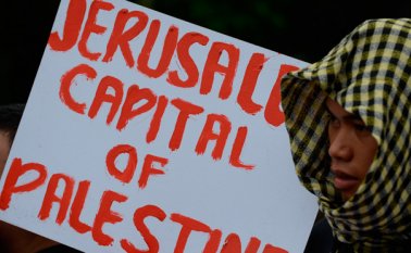 Un manifestante musulmán sostiene una pancarta durante una manifestación cerca de la Embajada de los Estados Unidos en Manila. AFP