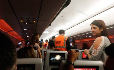 El capitán del avión se ajustó a los protocolos y decidió regresar a posición, bajar a todos los viajeros y cada una de las maletas fue revisada. Tomada de Twitter @HenryHoracio