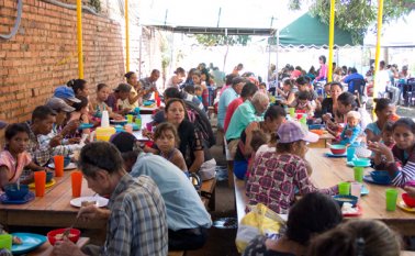 En la casa de paso Divina Providencia les suministra comida a más de 1.200 migrantes venezolanos, en una acción que desarrolla la Iglesia Católica. Alfredo Estévez