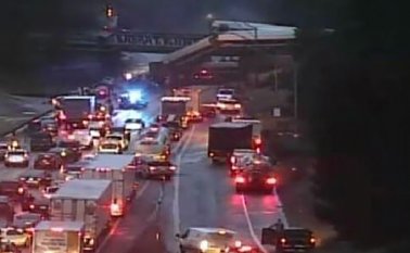 Medios locales indicaron que tres personas murieron. AFP