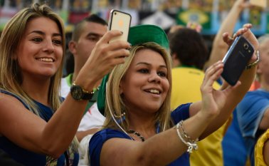 El estudio de científicos de la Nottingham Trent University y la Thiagarajar School of Management reveló que los pacientes típicos de selfitis eran personas que buscaban atención e inseguros de sí mismos. Archivo