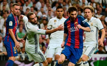 Mientras en el Bernabéu se exhiben banderas españolas y se entona el pasodoble 'Que viva España', en el Camp Nou se multiplican las 'esteladas' (banderas independentistas) y se oyen los gritos de '¡independencia!". AFP