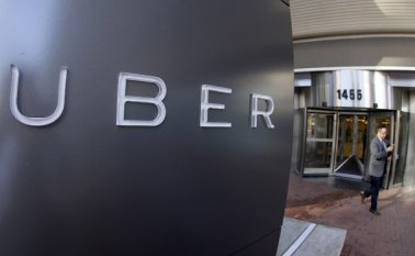 Uber crea "una oferta de servicios de transporte urbano" y su aplicación es "indispensable" tanto para los conductores, sobre quienes ejerce también una "influencia decisiva" sobre las condiciones de prestación del servicio, como para los clientes, precisó el TJUE. AP