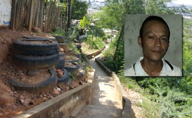 El cadáver de José Leonardo Vera Pérez quedó tendido entre la zona boscosa que está alrededor de un canal de aguas lluvias del barrio Alto Pamplonita. Las autoridades adelantan las investigaciones del hecho. Cortesía