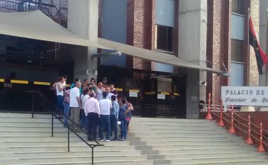 Unas 25 personas, de las 93 que aseguran haber sido estafadas, se presentaron esta semana en el Palacio de Justicia. La Opinión