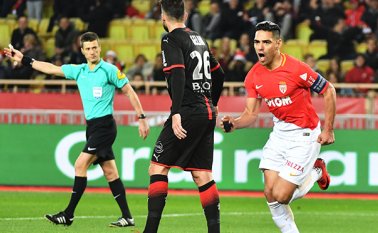Con quince anotaciones, Radamel Falcao sigue de cerca a Cavani en la tabla de goleadores. El uruguayo tiene 19 dianas en esta temporada. AFP
