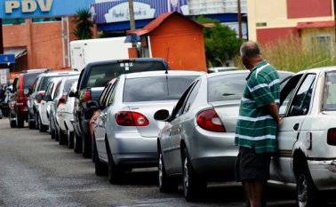 Largas colas para surtir gasolina se observan en Táchira, Mérida, Lara, Zulia, Trujillo y Barinas, y la situación ha generado preocupación e incertidumbre en los venezolanos. AFP