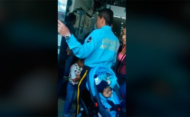 "Este vídeo es la muestra de todas las humillaciones y discriminaciones por las que tiene uno que pasar para poder ser atendido en la EPS Capital Salud", expresó la mujer. Captura de video