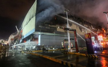 El fuego comenzó en el centro comercial NCCC, de cuatro pisos, la mañana del sábado y varias personas quedaron atrapadas en su interior. AFP
