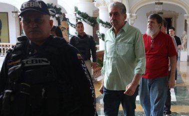 Entre los liberados figuran el alcalde de Irribarren (Barquisimeto, estado Lara), Alfredo Ramos, detenido a fines de julio y condenado a 15 meses de cárcel, y una docena de policías del municipio Chacao (este), bastión opositor de Caracas. Twitter